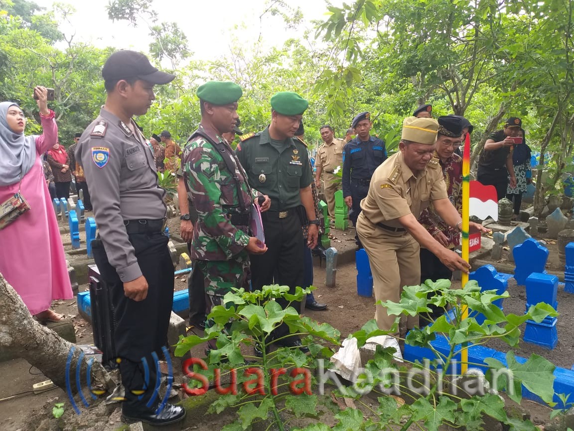 Pemancangan Bambu Runcing di Makam Almarhum Pejuang 45