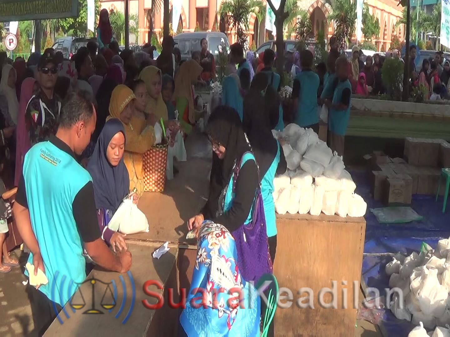 Warga Rela Antri Berjam-Jam Untuk Dapatkan Sembako Murah