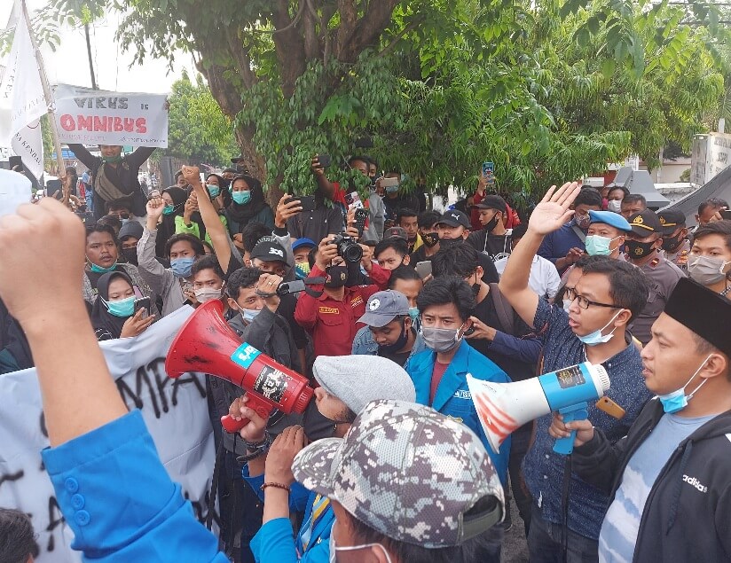 Geruduk Kantor DPRD, FKMB Tuntut UU Cipta Kerja Dibatalkan