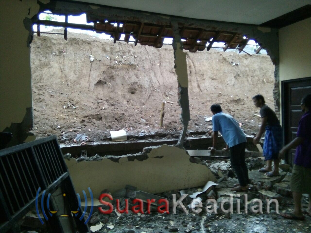 Tertimpa Longsor, Tiga Kelas SDN 2 Bringinsari Rusak