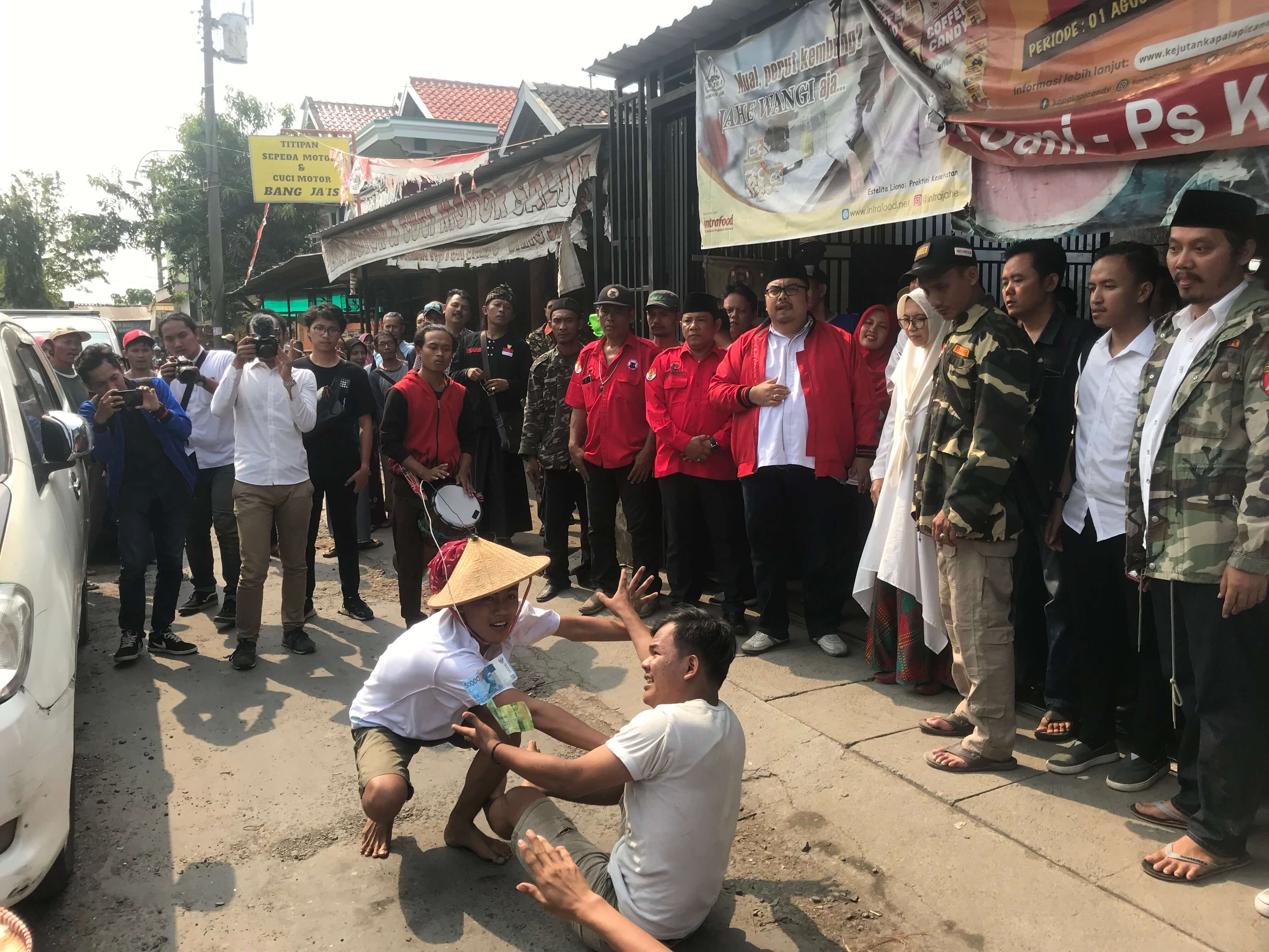 Kunjungi Pasar Pagi Kaliwungu, Tino Disambut Teatrikal Hingga Borong Pete