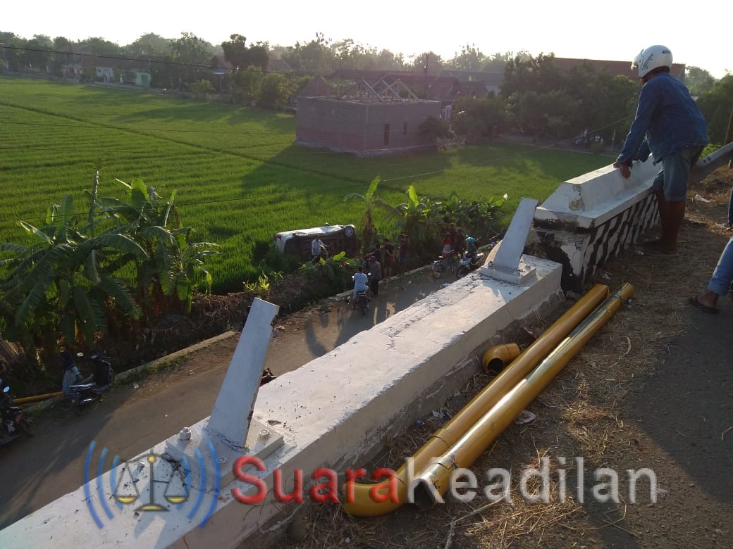 Minibus Sarat Penumpang Terjun Dari Over Pass, 1 Penumpang Tewas