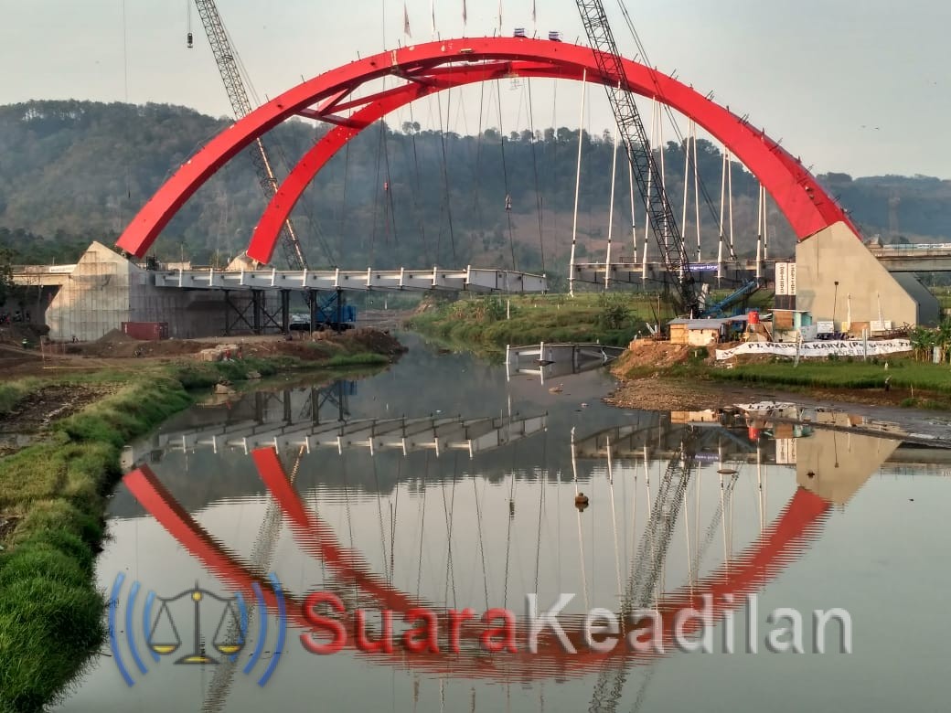 Dua Cross Girder Jembatan Pelengkung Kali Kutho Ambrol Jadi Tontonan Warga