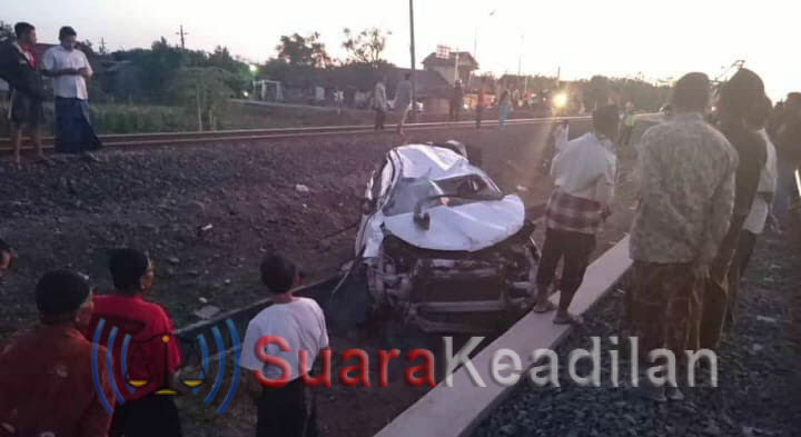 Mobdin Wakil Ketua DPRD Kendal Ringsek Tertabrak KA, Diduga Palang Pintu Terbuka