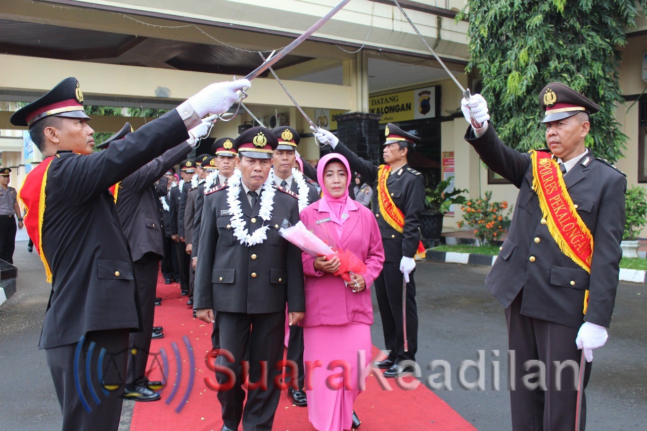 Dengan Prosesi Upacara Pedang Pora, Polres Pekalongan Lepas Personil Yang Purna Tugas