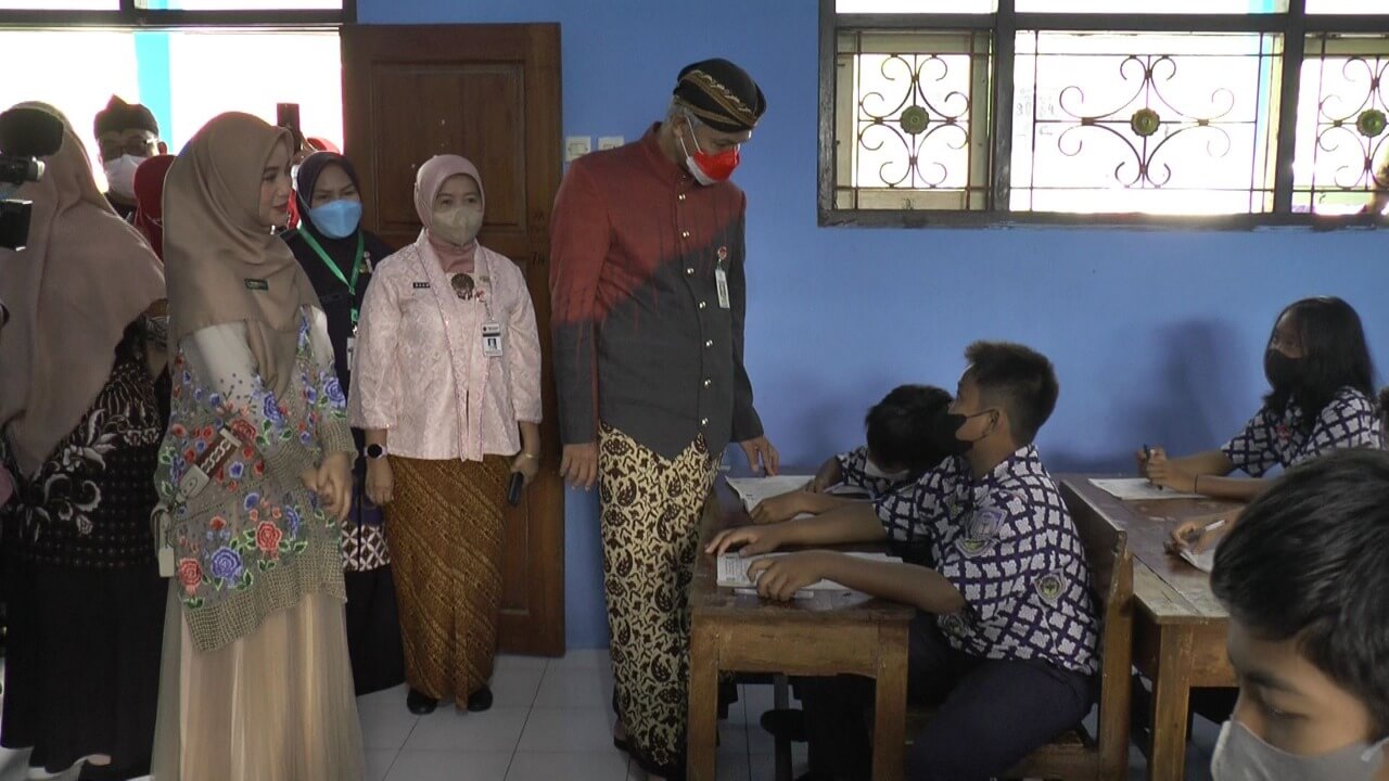 Jaga Stamina Belajar Siswa, Ganjar-Chaca Bagikan Suplemen Penambah Darah