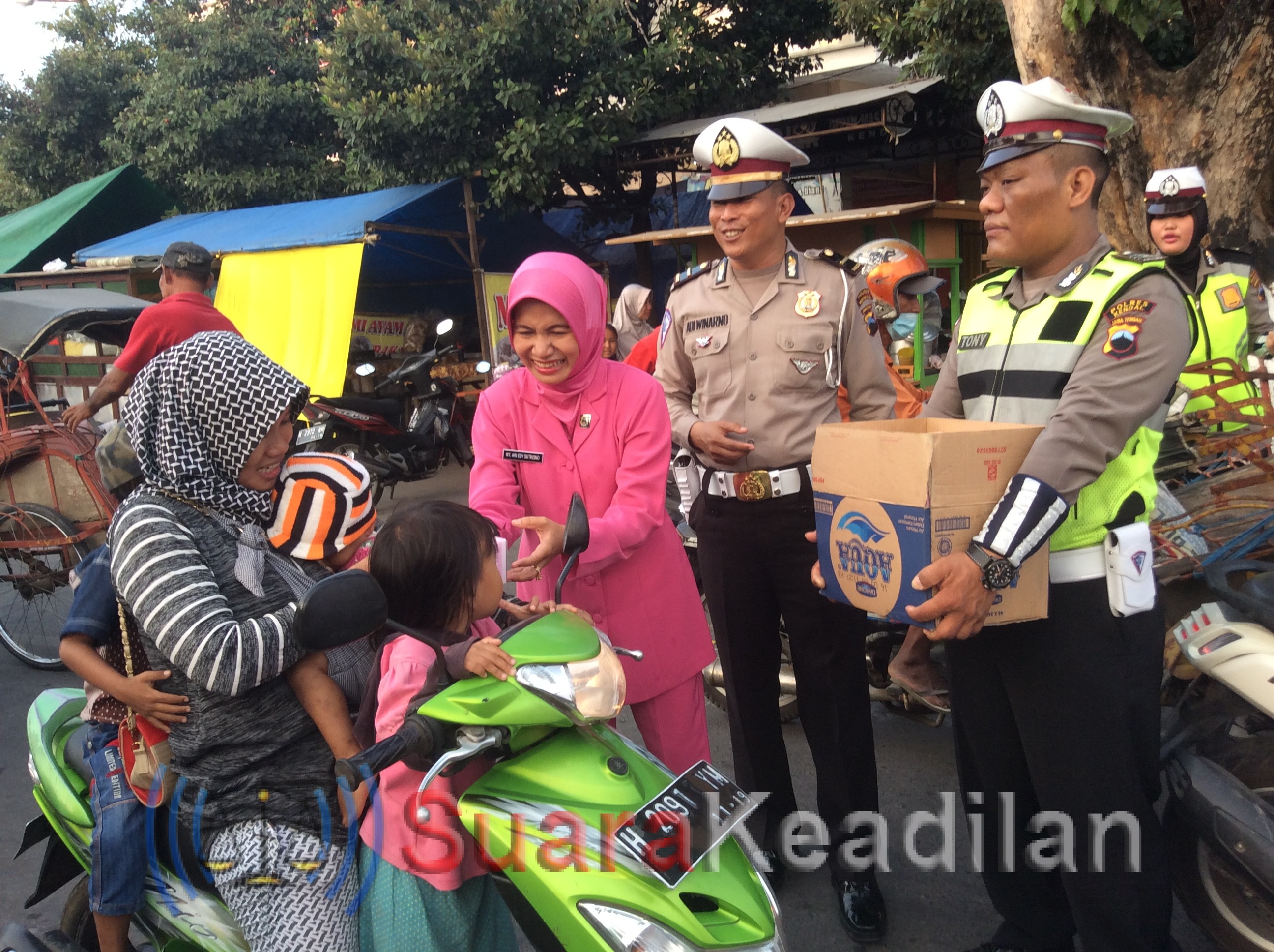 Tak Pakai Helm, Suindah Kaget Didatangi Polisi Ternyata Diberi Takjil