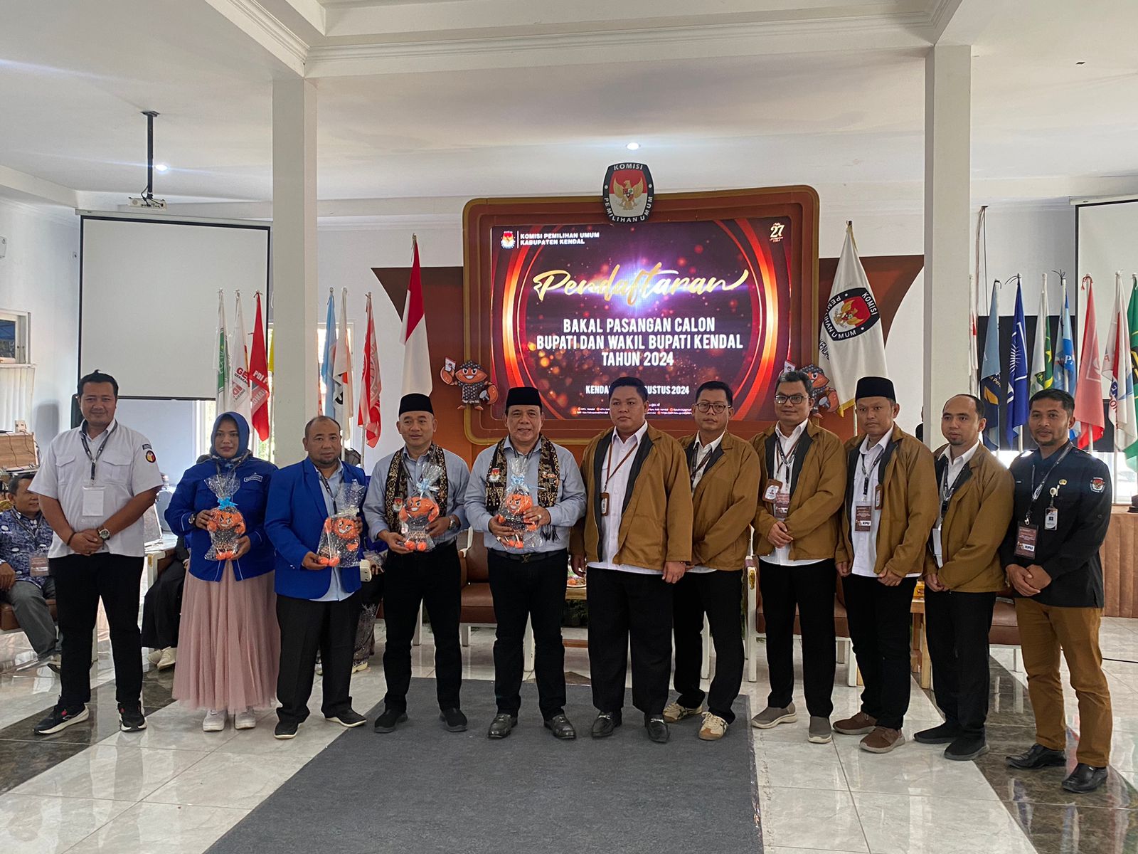 Dua Paslon Bakal Calon Bupati Dan Wakil Bupati Kendal Daftar Di Hari Kedua