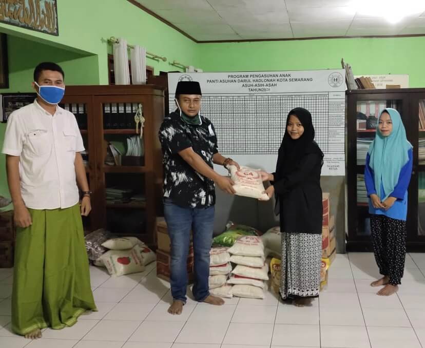 Pengusaha Muda Kendal Berbagi Sembako Di YPA Darul Hadlonah Semarang