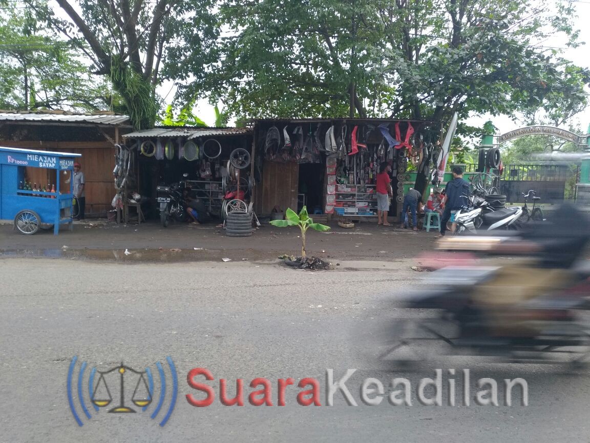 Sering Jadi Penyebab Kecelakaan, Lubang Jalan Barito Ditanami Pisang