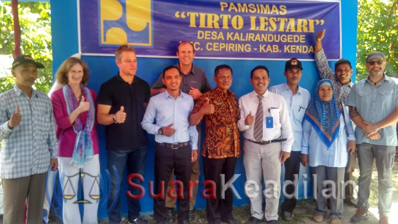 Artis Hollywood ‘Blusukan’ Ke Kalirandu Gede-Kartikajaya