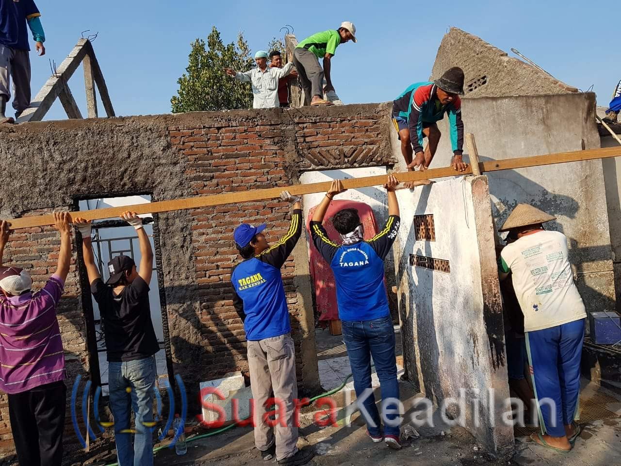 Tagana-TKSK Bantu Perbaiki Rumah Korban Kebakaran