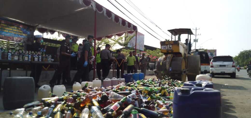 Jelang Libur Natalru Ribuan Botol Miras Dimusnahkan