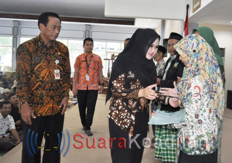 Bupati Kendal Serahkan Dana Penunjang Kegiatan Untuk Guru MDA dan TPQ