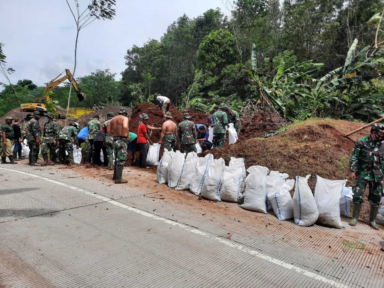 Kodim 0715 Bersama Banser Kendal Benahi Tanggul Darurat  Di Lanji