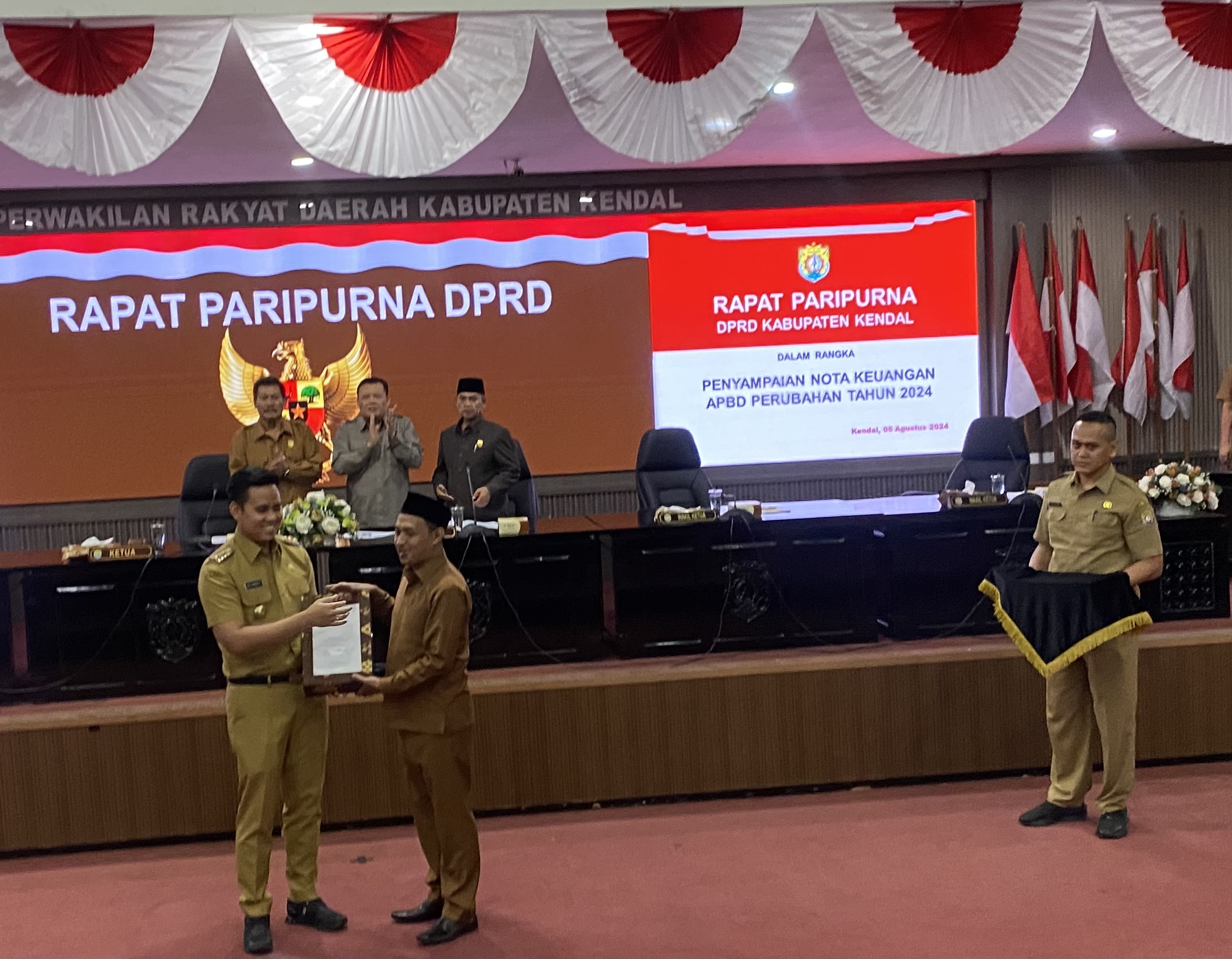 Bupati Serahkan RAPBD Perubahan 2024 Ke DPRD Kendal