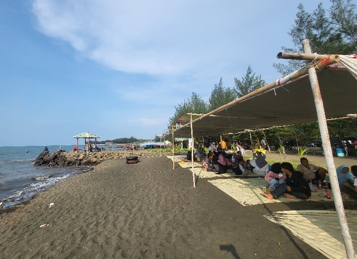 Wisata Pantai Di Kendal Diserbu Pengunjung Dari Luar Daerah