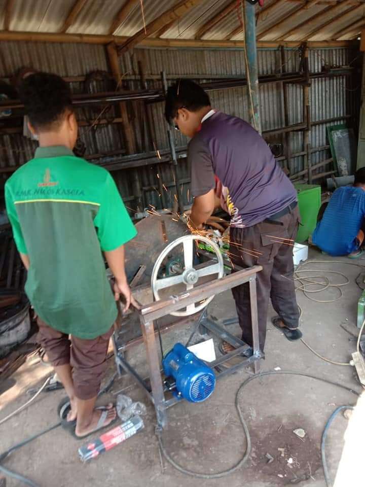 Siswa SMK NU 05 Ciptakan Mesin Pencacah Porang