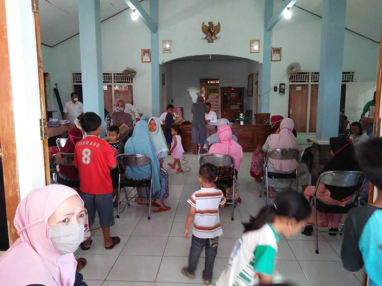 Pemdes Tanjunganom Bagikan Paket Seragam SD