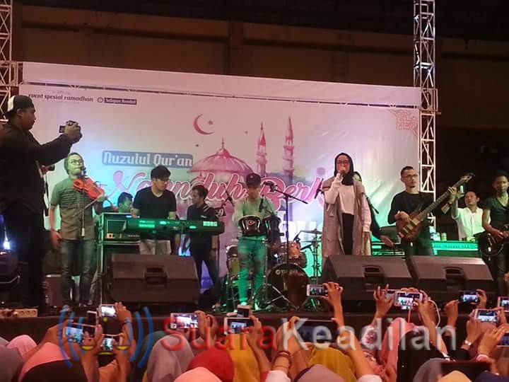 GOR Kendal Dipenuhi Penggemar Nisa Sabyan
