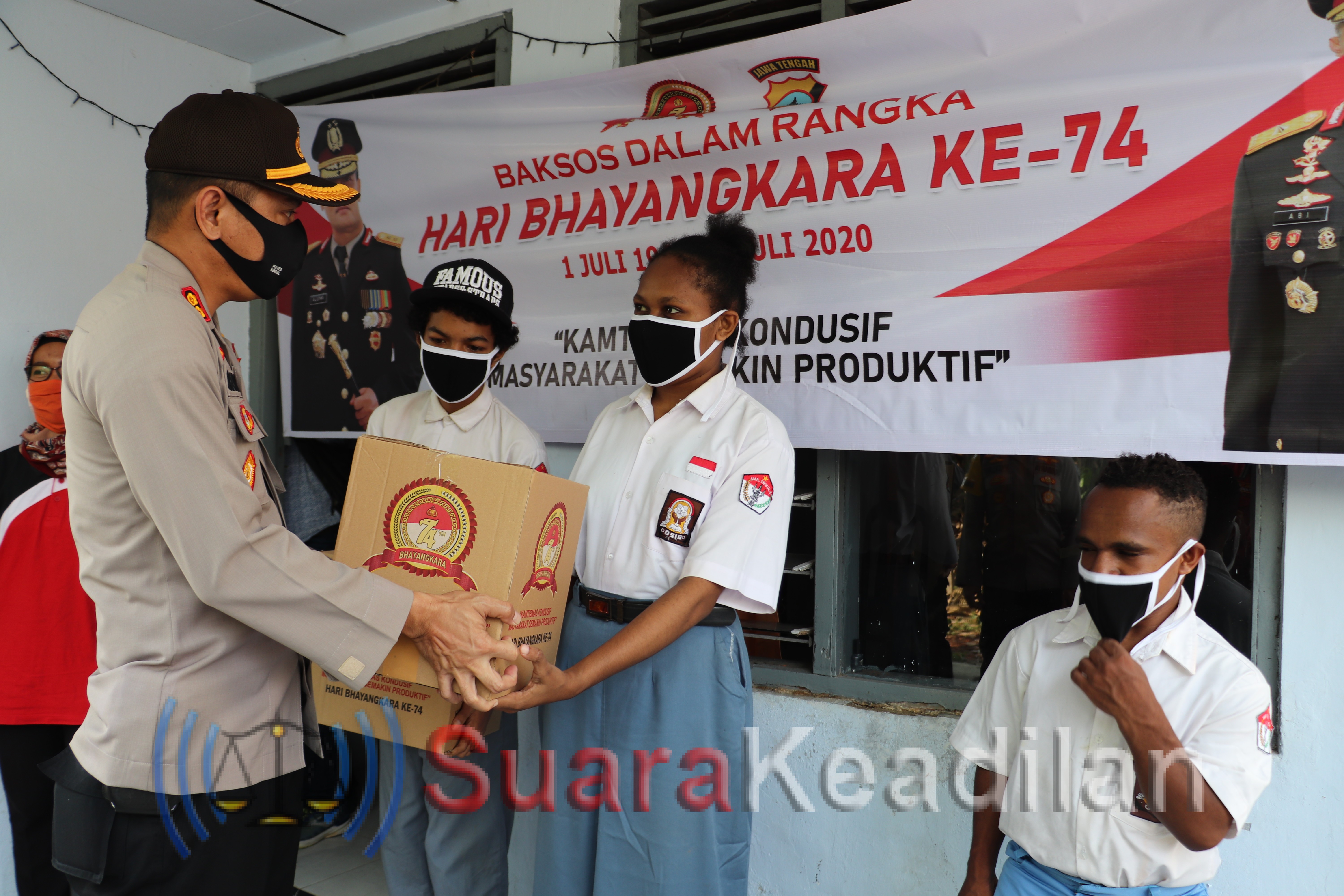 Peringati HUT Bhayangkara Ke-74, Kapolres Kendal Bantu Sembako Siswa Papua
