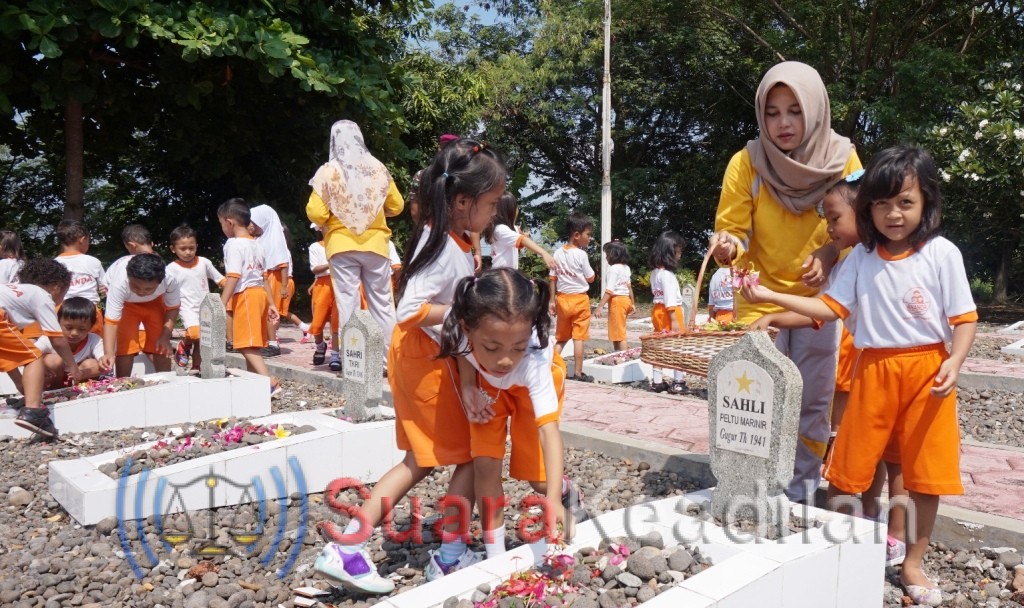 Anak TK Ziarahi TMP Kusumajati