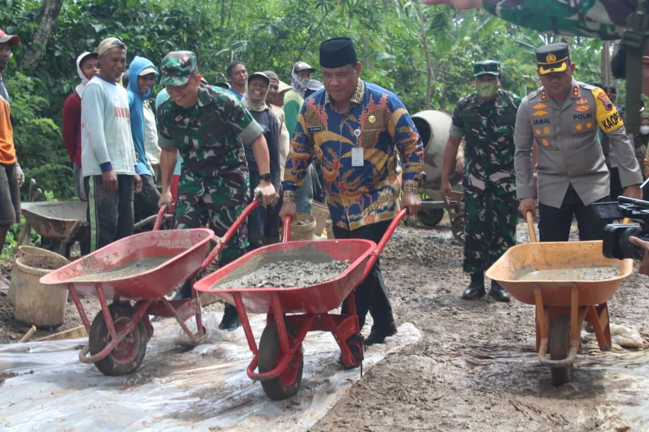 Kodim 0715 Kendal Sambung Akses Desa Wirosari-Plososari Yang Terisolir