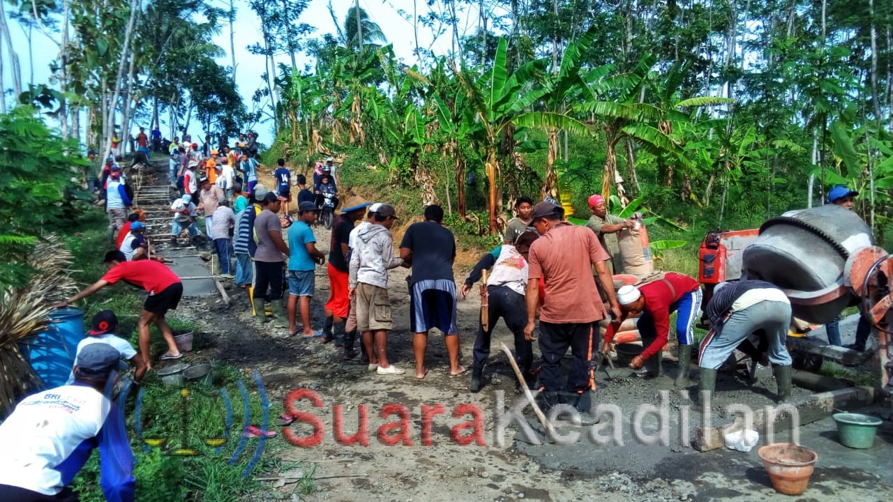 Karang Taruna Arjuna Gotong Royong Bangun Jalan Rusak