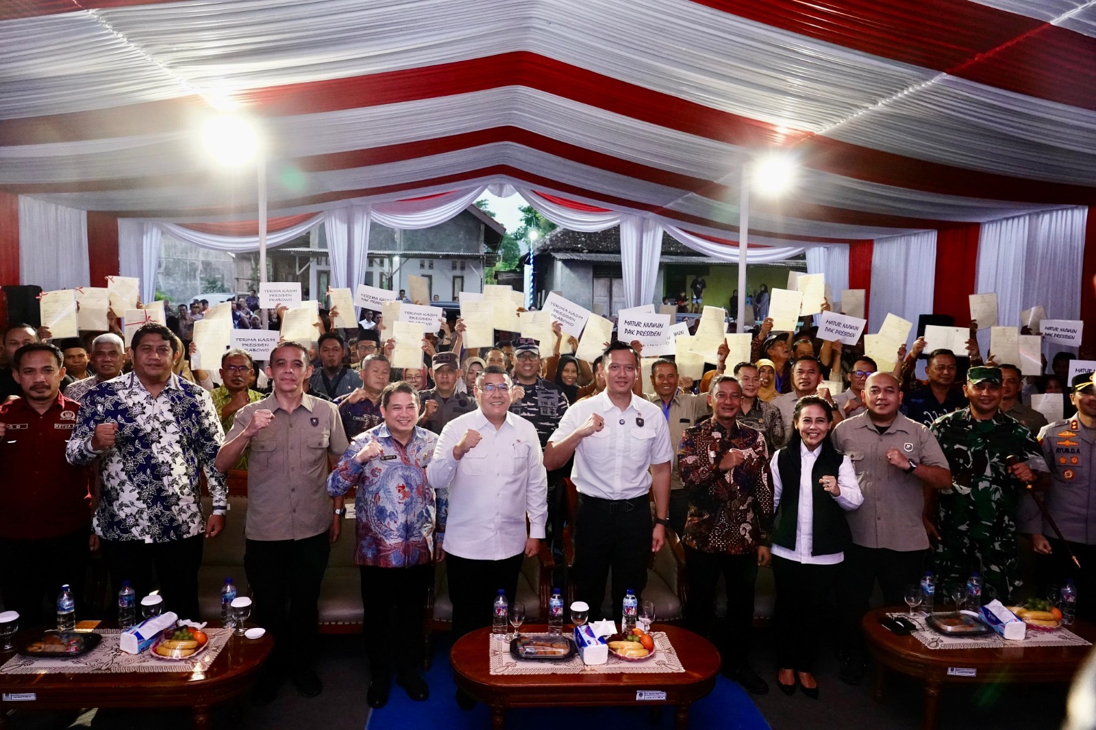 Lampaui Target Penyelesaian PTSL, Menko AHY dan Wamen Ossy Serahkan Langsung Sertipikat Masyarakat Kabupaten Pacitan