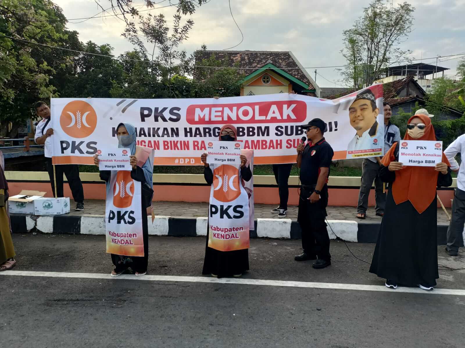Kader PKS Pakai Rompi Tolak Kenaikan BBM Bersubsidi