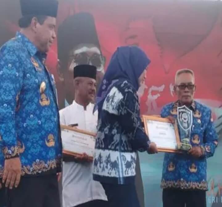 Terpilih Jadi Kades Inspiratif, Dasuki Terima Penghargaan FKPDL Jateng