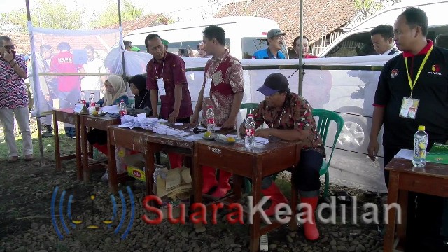 Antisipasi Rob Petugas KPPS Wonokerto Terpaksa Menggunakan Sepatu Boot