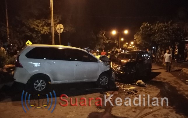 Grand Livina Dan Avanza Bertabrakan Bertabrakan.