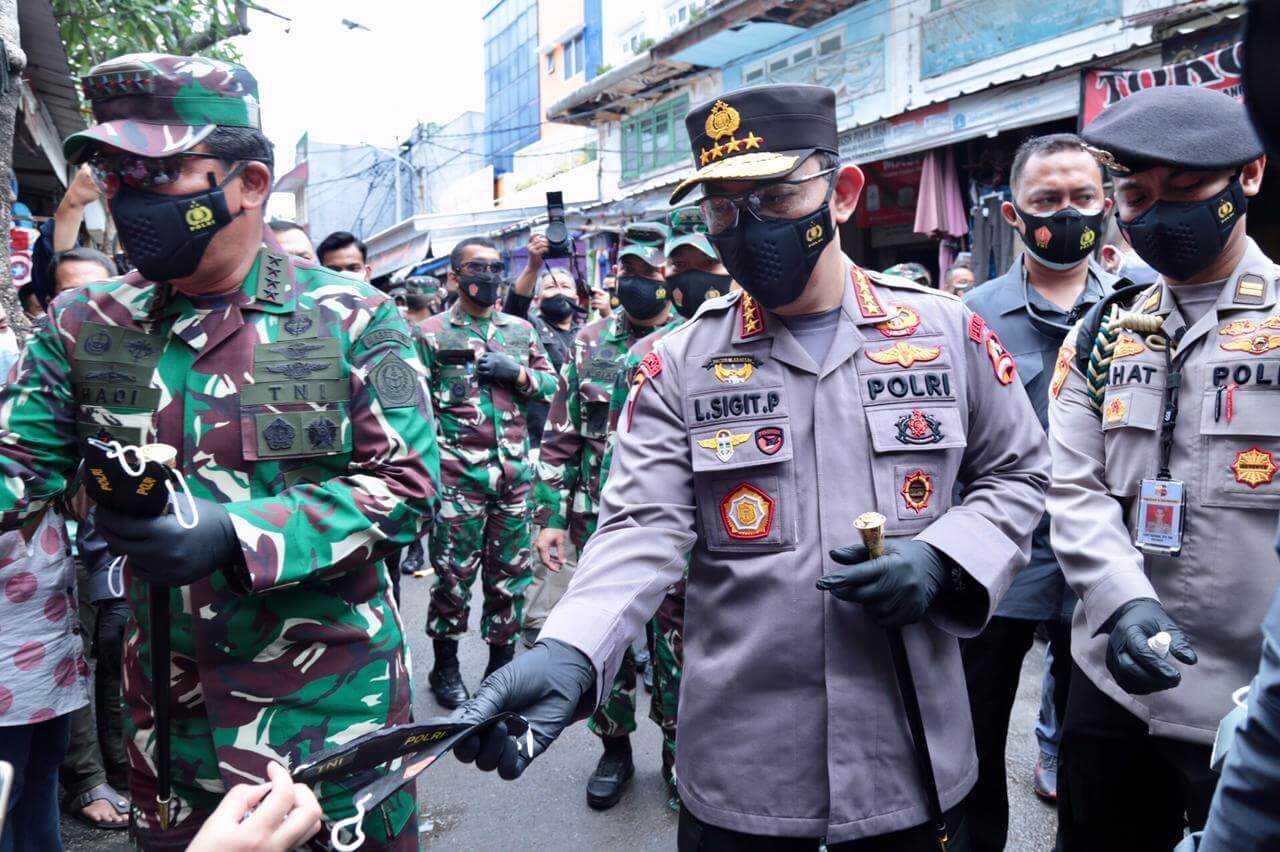 Cegah Penularan Covid-19, Panglima TNI – Kapolri Bagikan Masker di Pasar Tanah Abang