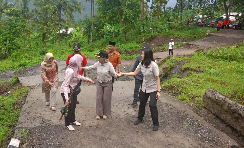 Jalan Cening-Kedungboto Longsor, Bupati Gercep Perbaiki Pakai BTT