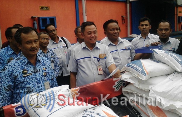 Sekda Nasikhin Bersama Kepala SubdIvre Bulog Pekalongan Luncurkan Bansos Rastra