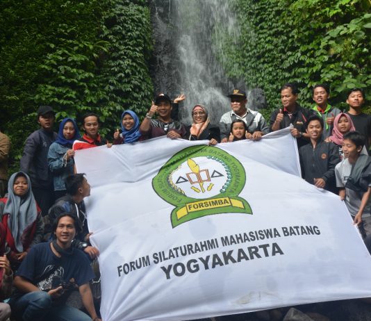 Bupati bersama forum mahasiswa wisata di curug si kumbang pacet