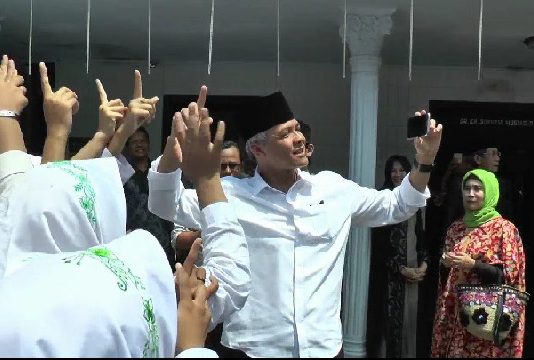 Gaya Presiden RI Jokowi Ditiru Cagub Ganjar Pranowo Ngevlog Dengan Santri di Ponpes Manbahul Hikmah