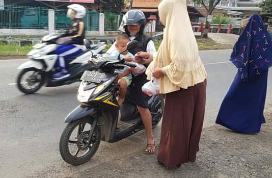 PO Putra Malindo berbagi Takjil