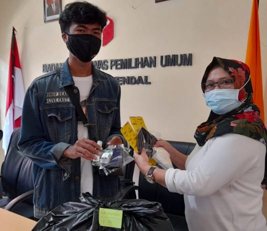 Antisipasi Klaster Baru, Bawaslu Bagikan Ratusan Paket APD Ke Pengawas
