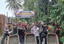 TMMD Ke-127 Bangun Jalan Penghubung Hingga Bagikan Susu