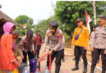 Polres Kendal Salurkan 10.000 Liter Air Bersih dan Sembako di Desa Sidomakmur
